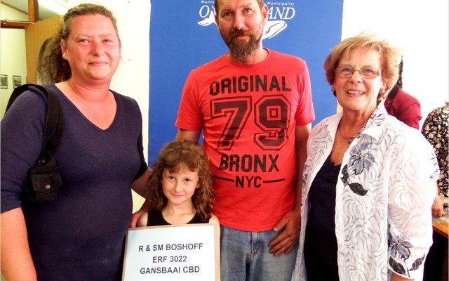 Die gelukkige Boshoff-gesin van Gansbaai met hul Transportakte  